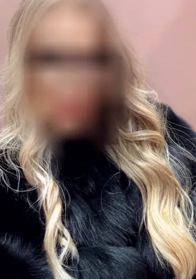 Holly, 32