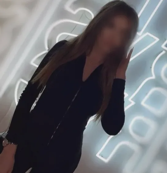 Holly, 32