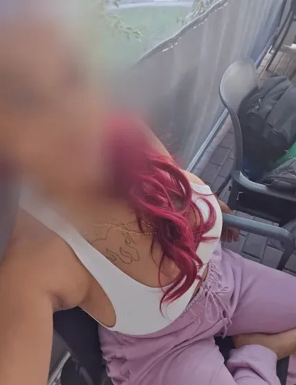 Isabelle, 36