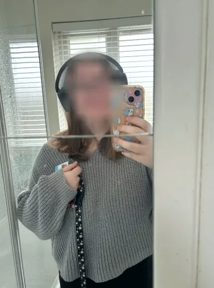 Isobel, 23